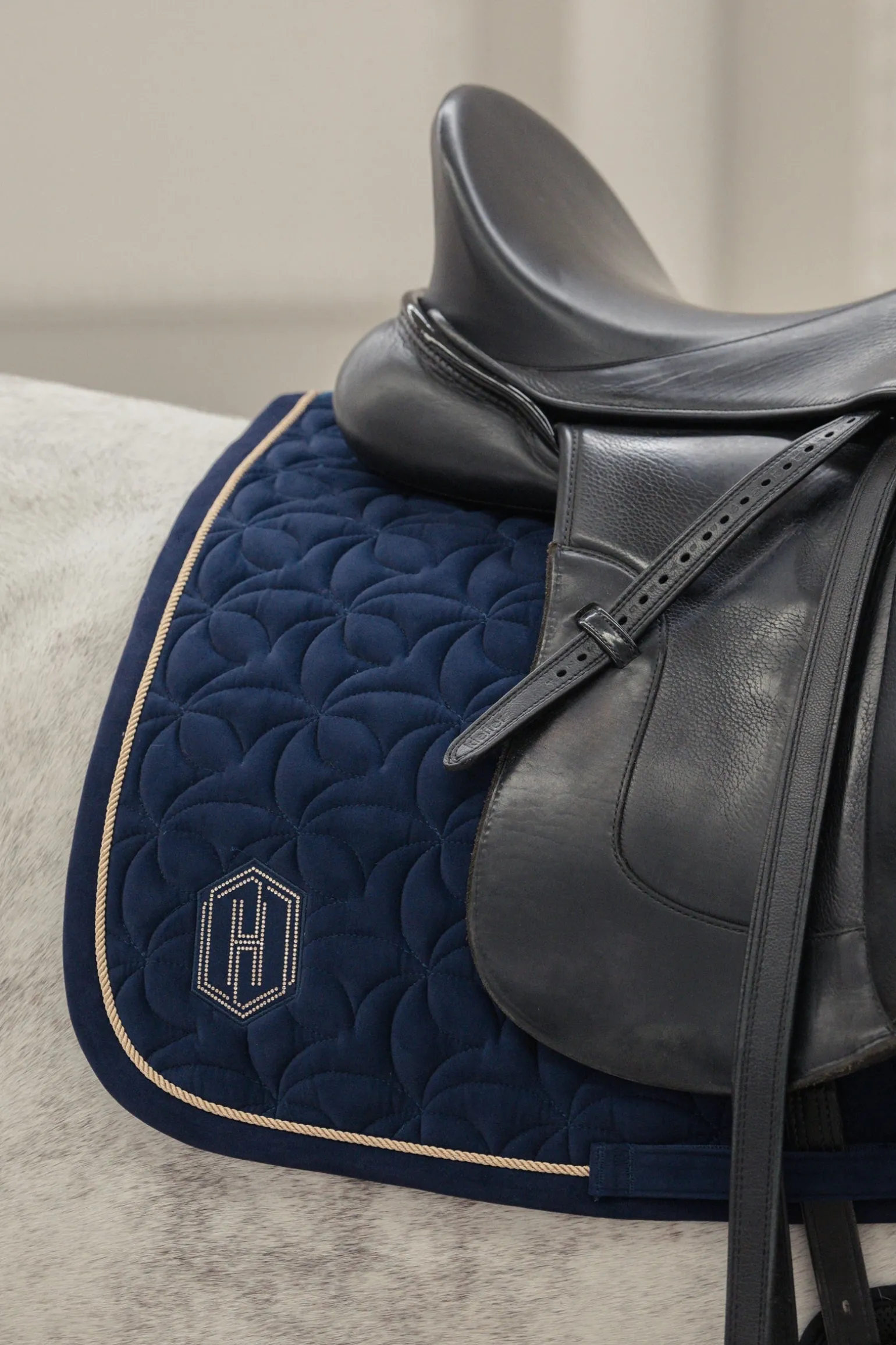 Heritage AW24 Velour Emblem Dressurschabracke