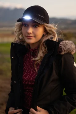 Wasserabweisende Cap mit integrierter Taschenlampe